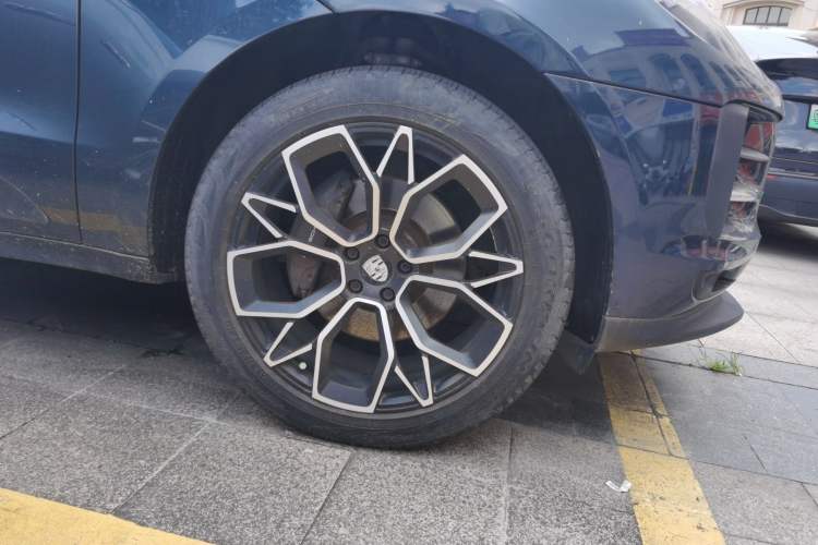 Used Porsche Macan 2020 Macan 2.0T Right Front Wheel Hub