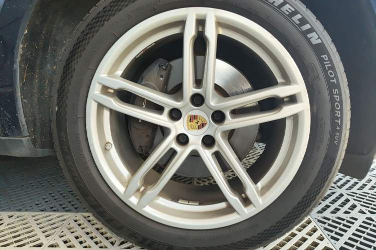 Used Porsche Macan 2020 Macan 2.0T Right Front Wheel Hub