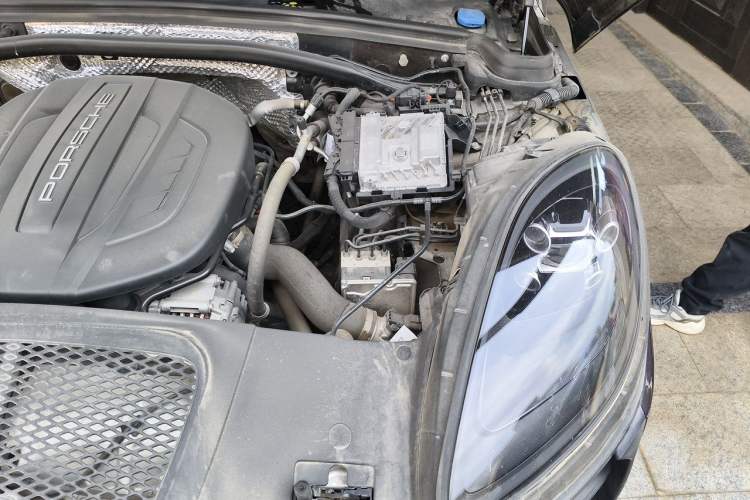 Used Porsche Macan 2020 Macan 2.0T Engine Bay Left