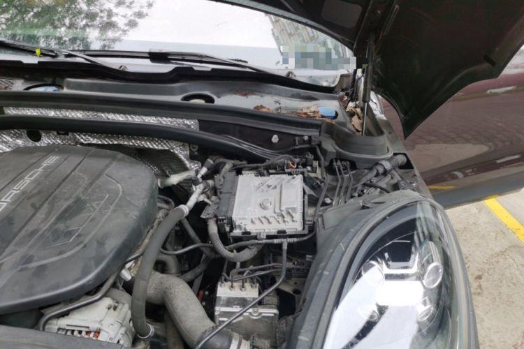 Used Porsche Macan 2020 Macan 2.0T Engine Bay Left