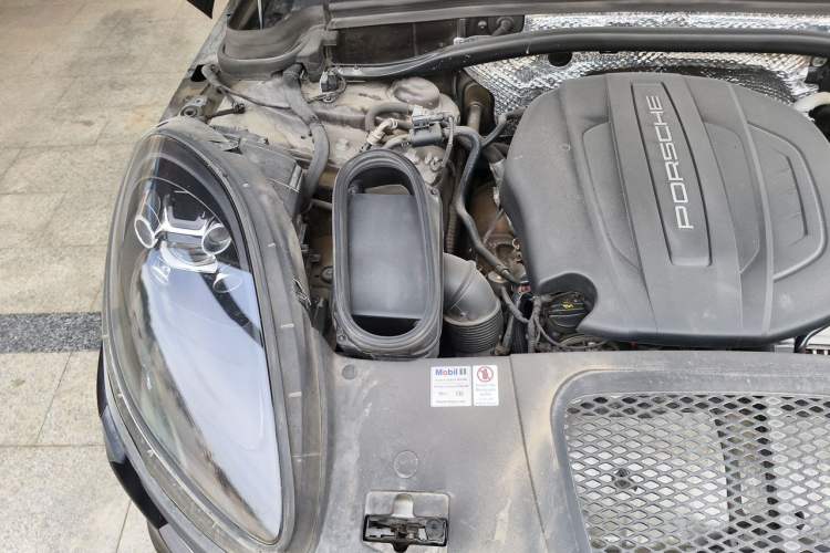 Used Porsche Macan 2020 Macan 2.0T Engine Bay Right