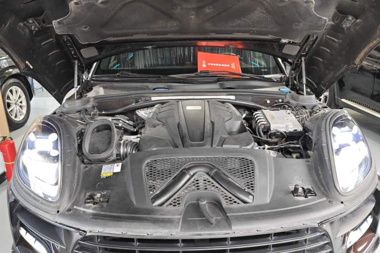 Used Porsche Macan 2020 Macan S 3.0T Engine Bay