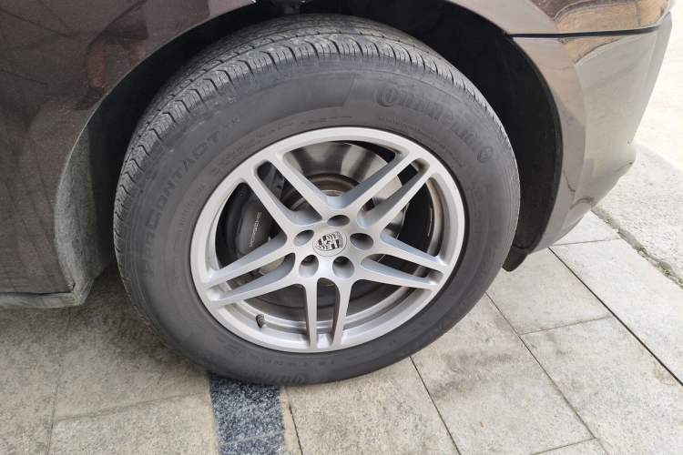 Used Porsche Macan 2020 Macan 2.0T Right Front Wheel Hub