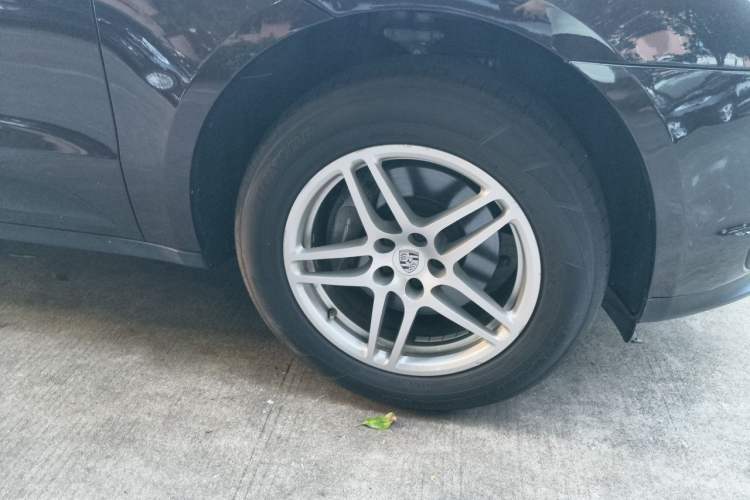 Used Porsche Macan 2020 Macan 2.0T Right Front Wheel Hub