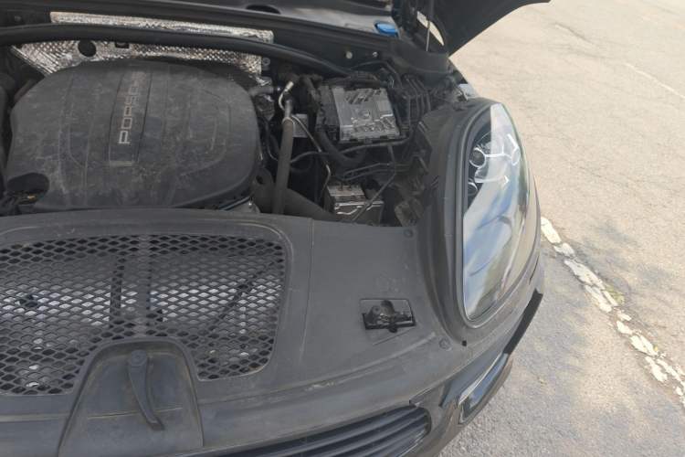 Used Porsche Macan 2020 Macan 2.0T Engine Bay Left
