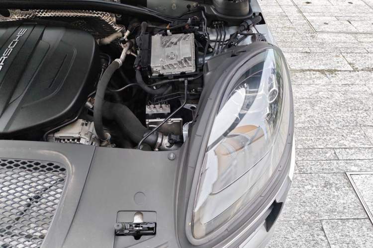 Used Porsche Macan 2020 Macan 2.0T Engine Bay Left