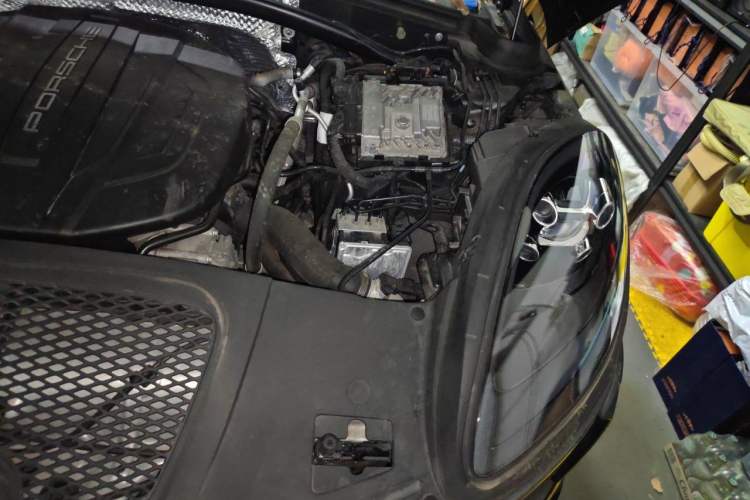 Used Porsche Macan 2020 Macan 2.0T Engine Bay Left