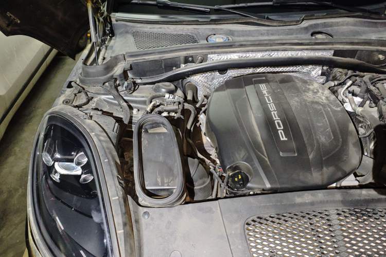 Used Porsche Macan 2020 Macan 2.0T Engine Bay Right