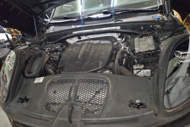 Used Porsche Macan 2020 Macan 2.0T Engine Bay