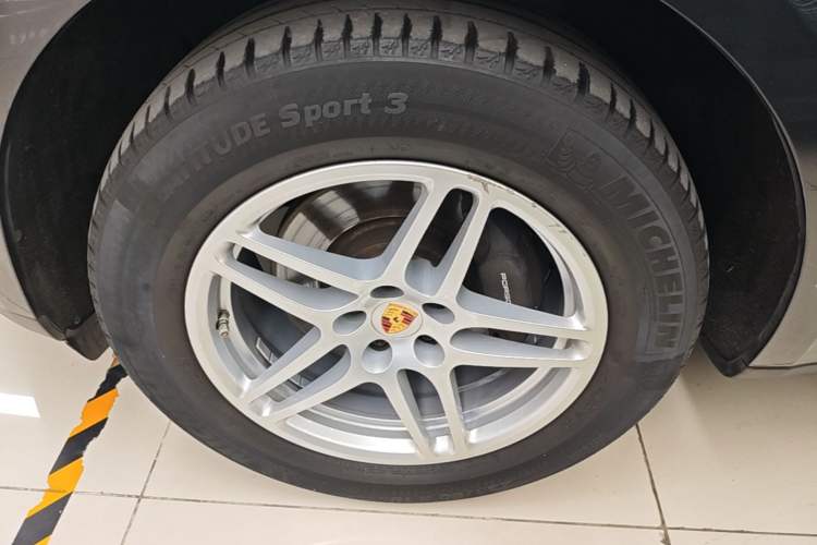Used Porsche Macan 2020 Macan 2.0T Left Front Wheel Hub