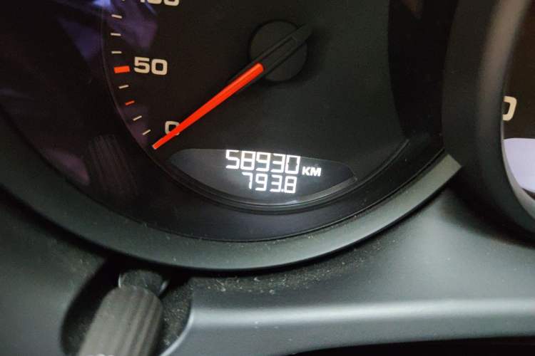Used Porsche Macan 2020 Macan 2.0T Odometer Close Up