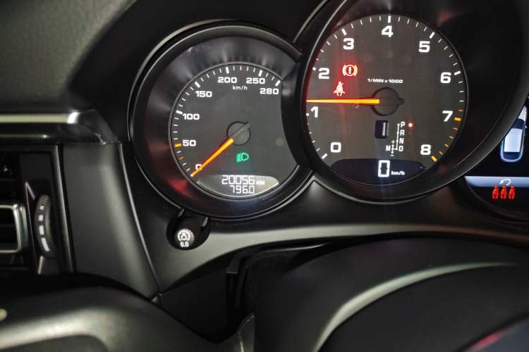 Used Porsche Macan 2020 Macan 2.0T Odometer Close Up