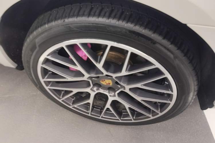 Used Porsche Macan 2020 Macan 2.0T Right Front Wheel Hub