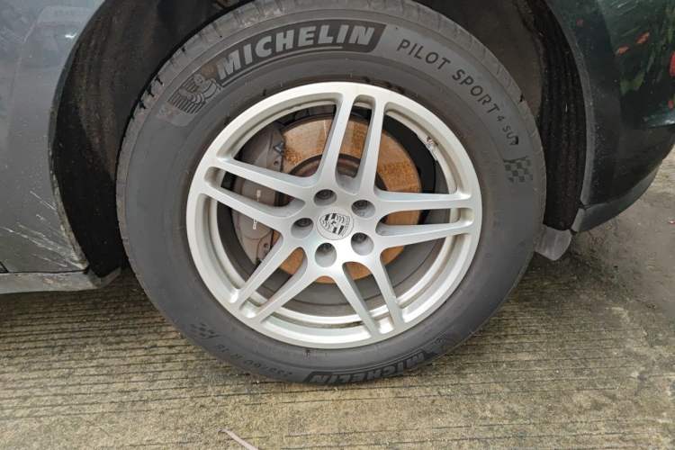 Used Porsche Macan 2020 Macan 2.0T Right Front Wheel Hub