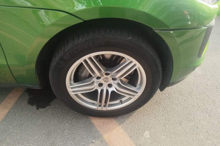 Used Porsche Macan 2020 Macan S 3.0T Right Front Wheel Hub