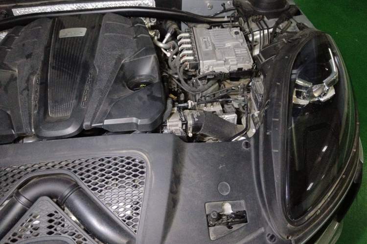 Used Porsche Macan 2020 Macan S 3.0T Engine Bay Left