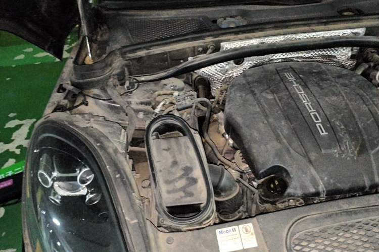 Used Porsche Macan 2020 Macan 2.0T Engine Bay Right