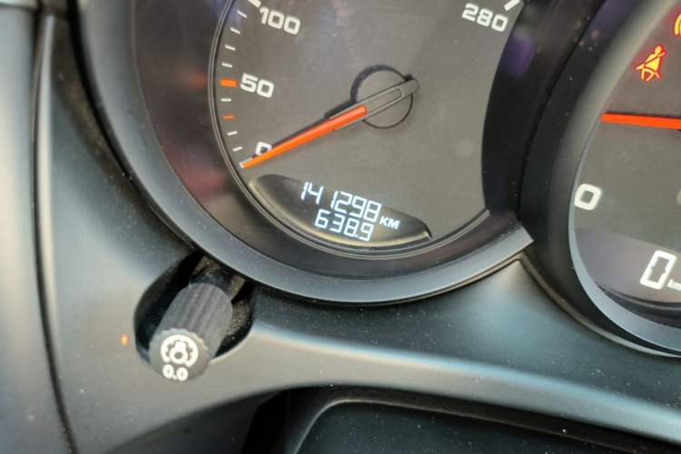 Used Porsche Macan 2020 Macan 2.0T Odometer Close Up