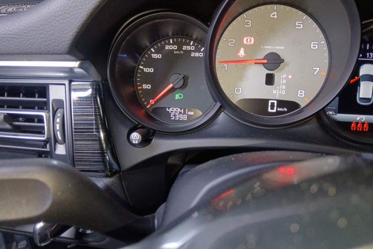 Used Porsche Macan 2020 Macan S 3.0T Odometer Close Up