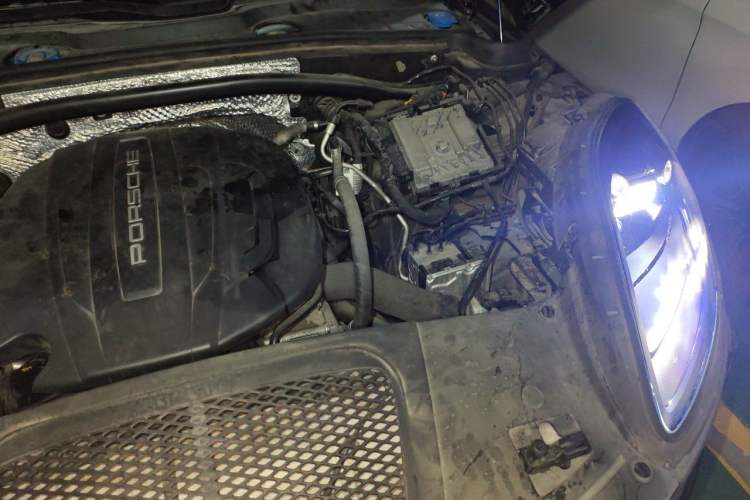 Used Porsche Macan 2020 Macan 2.0T Engine Bay Left