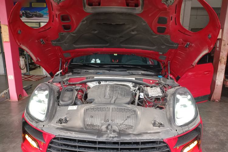 Used Porsche Macan 2020 Macan 2.0T Engine Bay