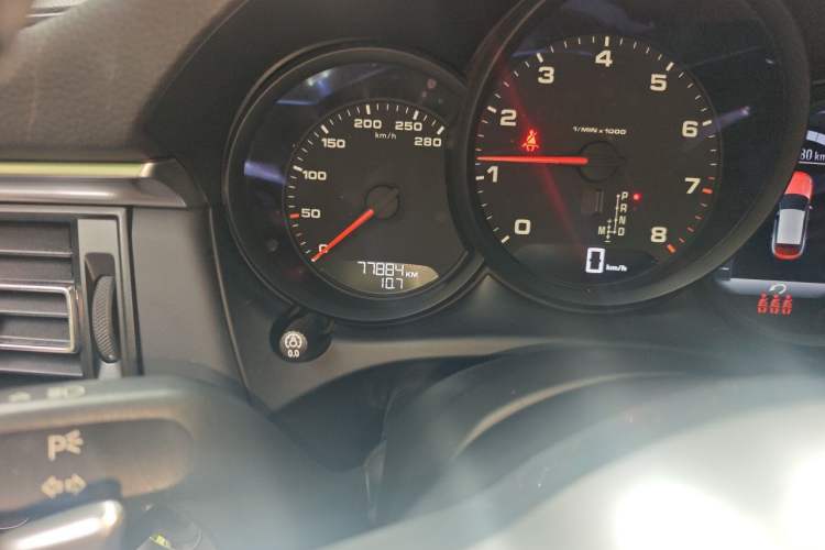 Used Porsche Macan 2020 Macan 2.0T Odometer Close Up