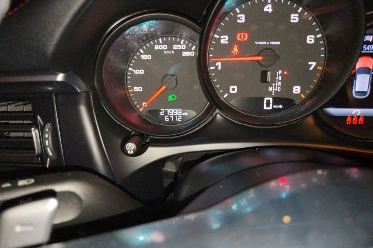 Used Porsche Macan 2020 Macan 2.0T Odometer Close Up