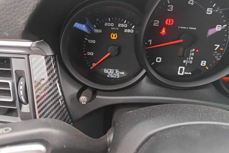 Used Porsche Macan 2020 Macan 2.0T Odometer Close Up