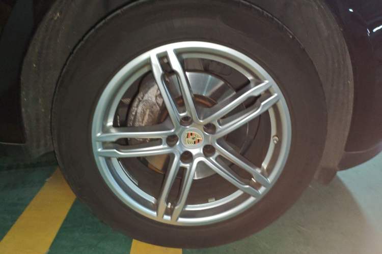 Used Porsche Macan 2020 Macan 2.0T Right Front Wheel Hub