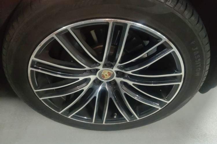 Used Porsche Macan 2020 Macan 2.0T Right Front Wheel Hub
