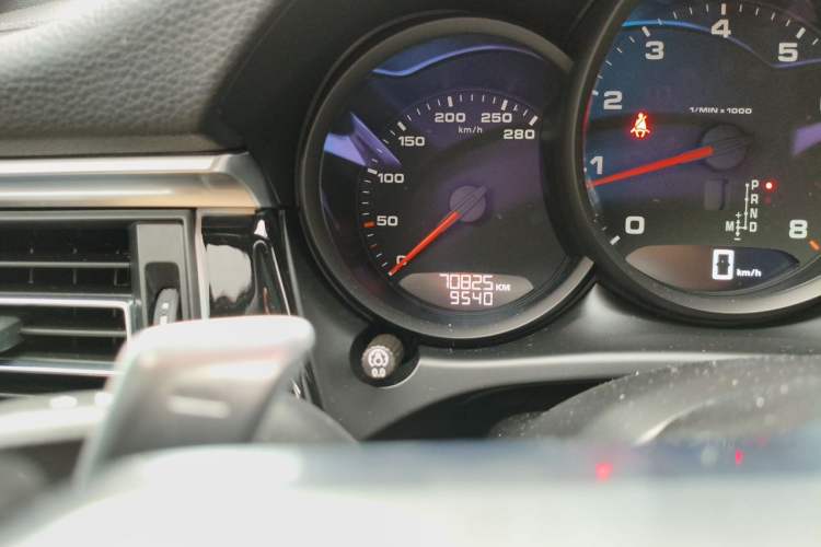 Used Porsche Macan 2020 Macan 2.0T Odometer Close Up