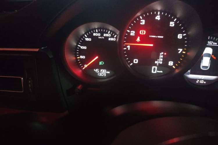 Used Porsche Macan 2020 Macan 2.0T Odometer Close Up