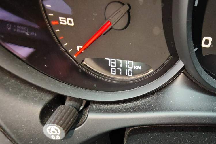 Used Porsche Macan 2020 Macan 2.0T Odometer Close Up