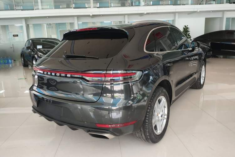 Used Porsche Macan 2020 Macan 2.0T Rear Right 45 Deg
