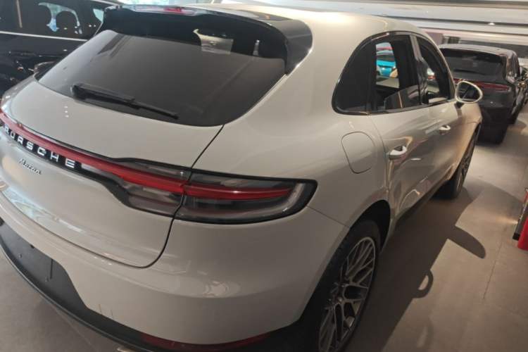 Used Porsche Macan 2020 Macan 2.0T Rear Right 45 Deg