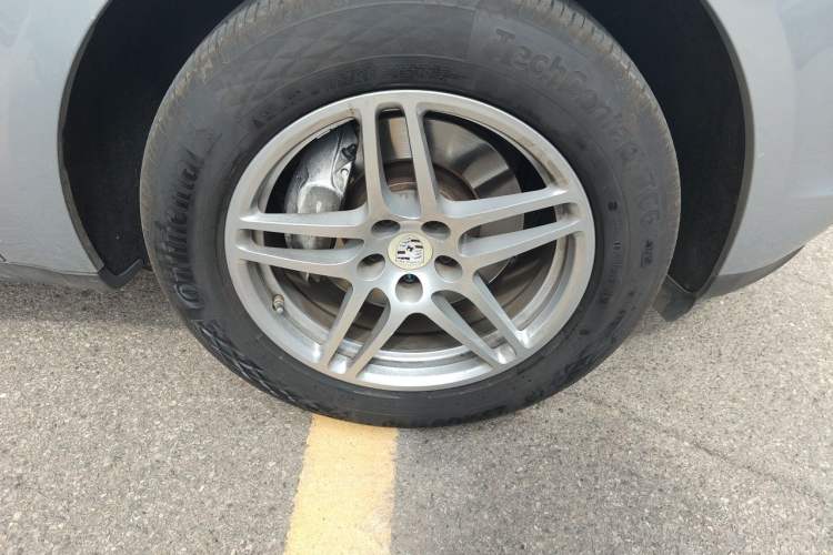 Used Porsche Macan 2020 Macan 2.0T Right Front Wheel Hub