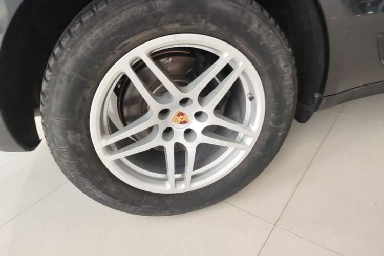 Used Porsche Macan 2020 Macan 2.0T Right Rear Wheel Hub