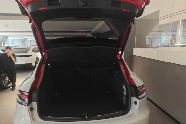 Used Porsche Macan 2020 Macan 2.0T Trunk