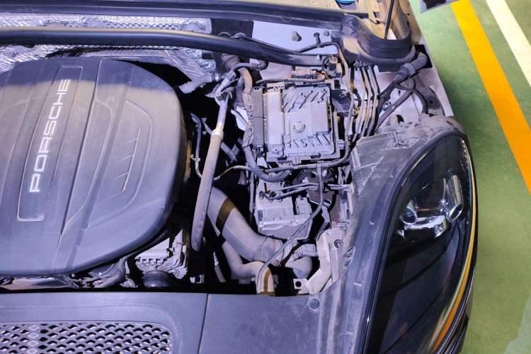 Used Porsche Macan 2020 Macan 2.0T Engine Bay Left