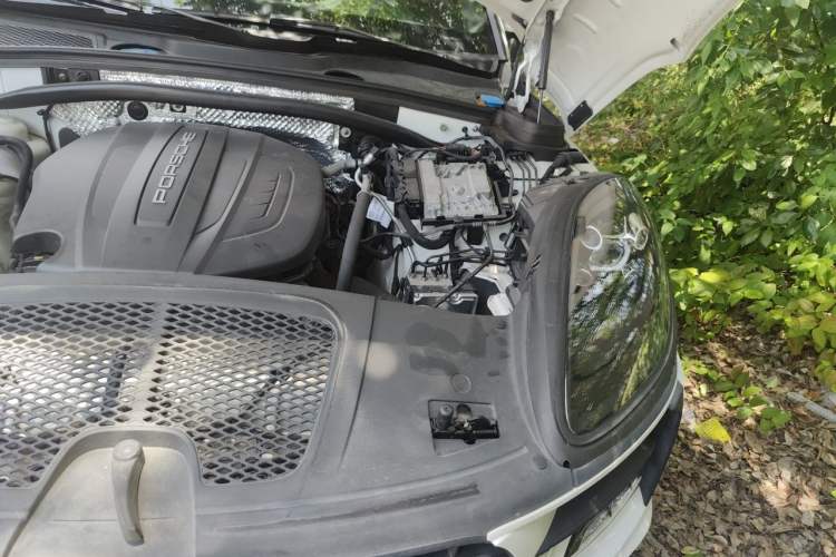 Used Porsche Macan 2020 Macan 2.0T Engine Bay Left