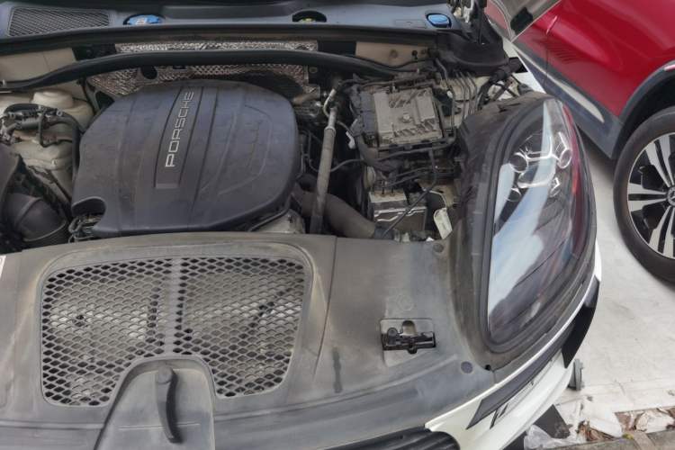 Used Porsche Macan 2020 Macan 2.0T Engine Bay Left