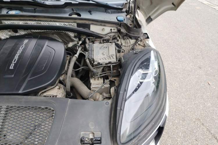 Used Porsche Macan 2020 Macan 2.0T Engine Bay Left