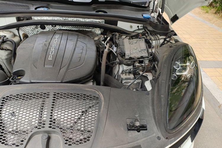 Used Porsche Macan 2020 Macan 2.0T Engine Bay Left