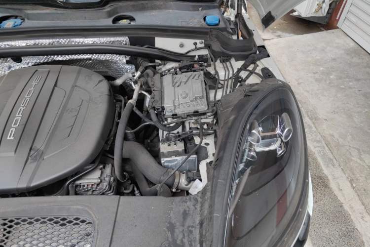Used Porsche Macan 2020 Macan 2.0T Engine Bay Left