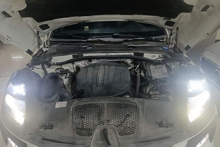 Used Porsche Macan 2020 Macan 2.0T Engine Bay