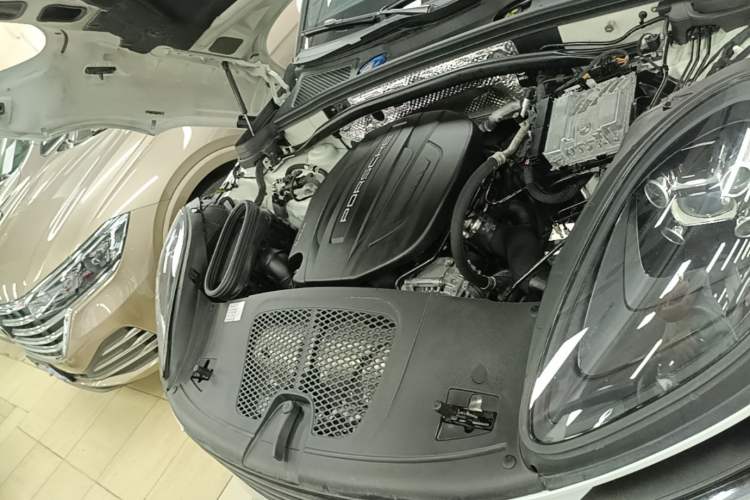 Used Porsche Macan 2020 Macan 2.0T Engine Bay