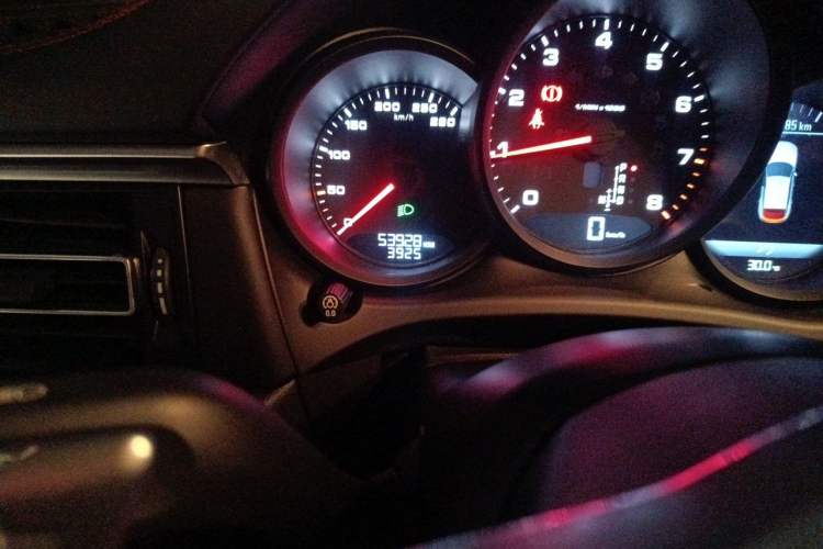 Used Porsche Macan 2020 Macan 2.0T Odometer Close Up