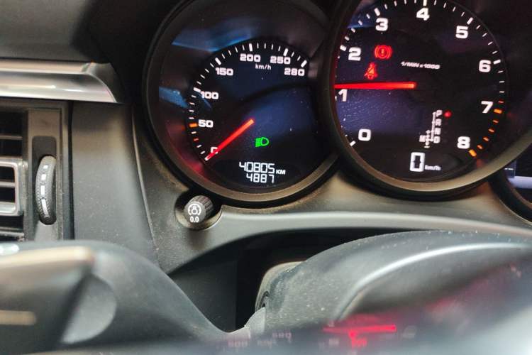 Used Porsche Macan 2020 Macan 2.0T Odometer Close Up