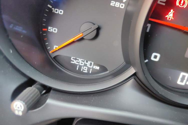 Used Porsche Macan 2020 Macan 2.0T Odometer Close Up