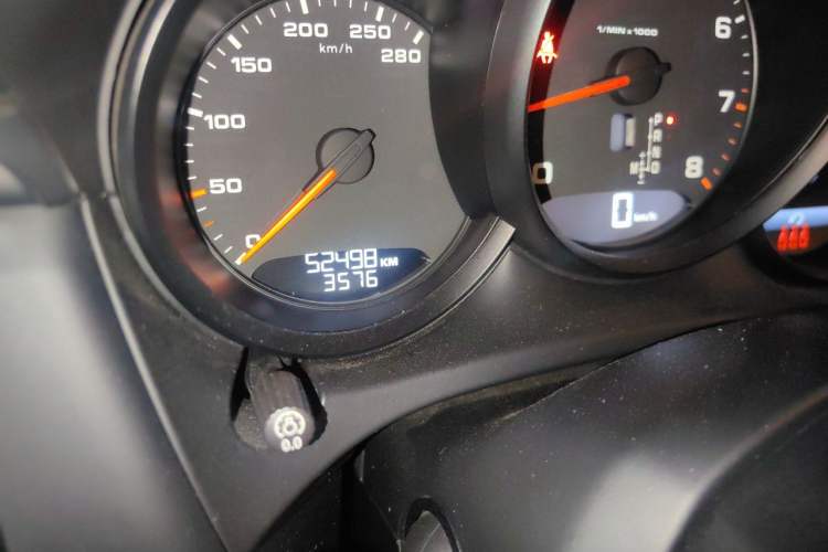 Used Porsche Macan 2020 Macan 2.0T Odometer Close Up